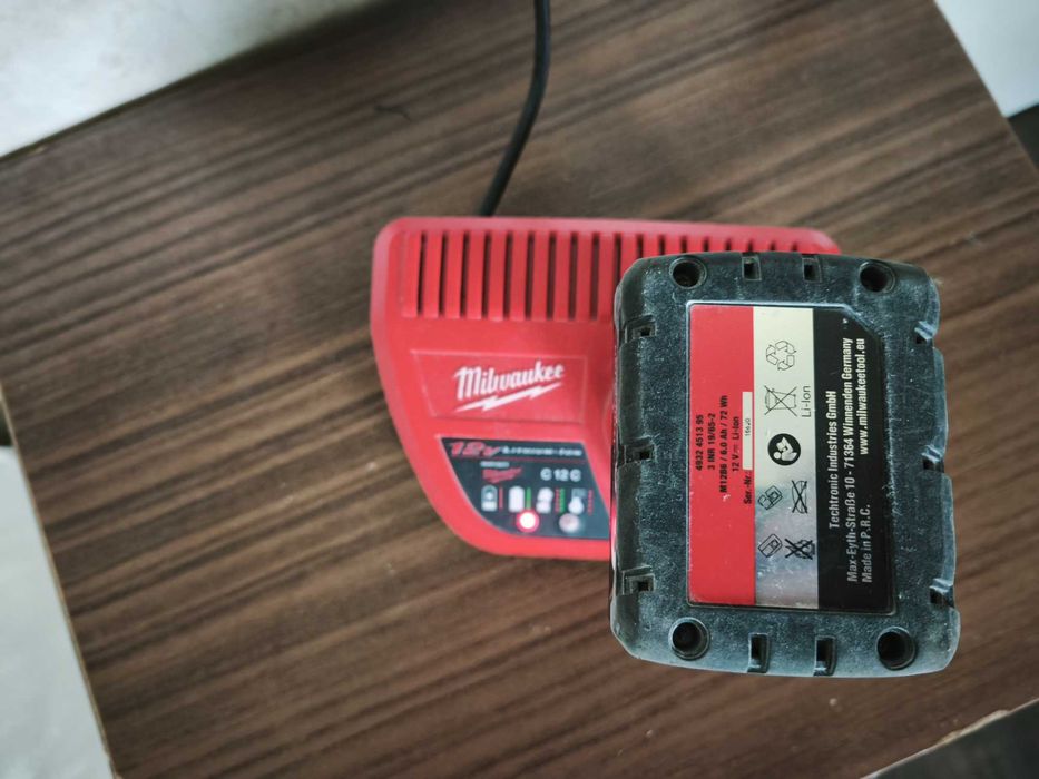 Зарядно и батерия Milwaukee 12V