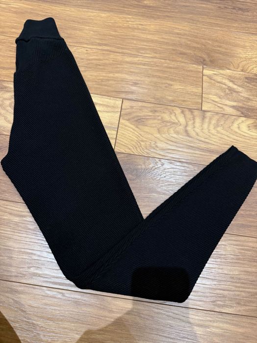 Черни клинове с оребрена текстура