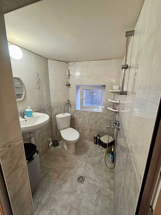 Продавам къща с двор в село Каравелово