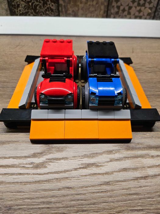 LEGO City - Stunt Show Arena (60295) - set complet + figurina surpriza bonus