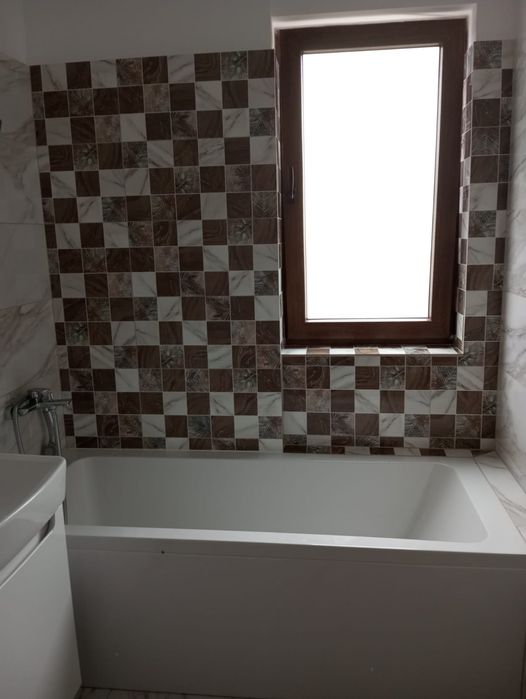 Apartament inchiriez apartament 2 camere living ,bucatarie separata ,2 bai cu geamuri la ambele bai, un balcon mare de 25 de metri ,mobilat ,utilat