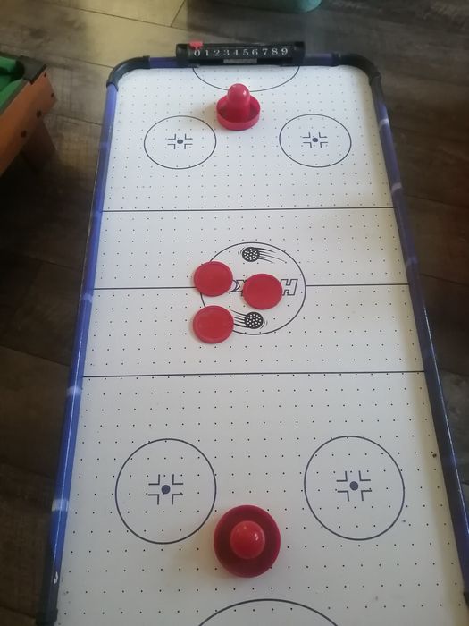 Masa de biliard și masa de air hockey