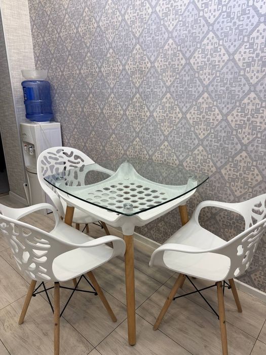 Стол и три стула