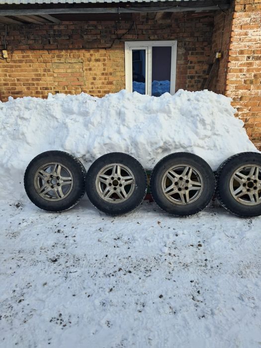 Продам шины зимние с шипами