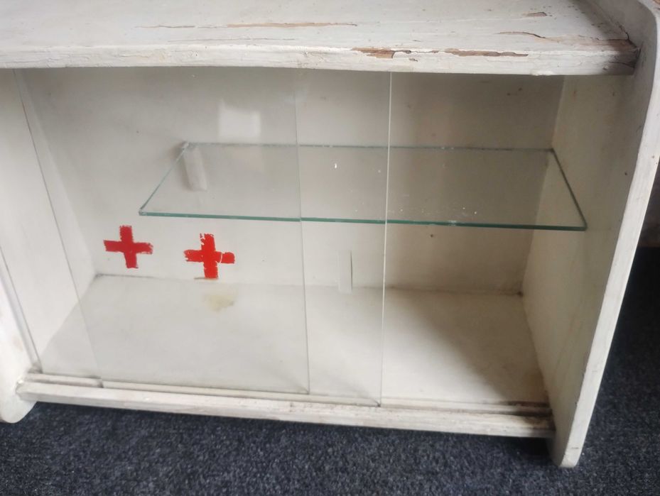 Дървена аптечка за стена