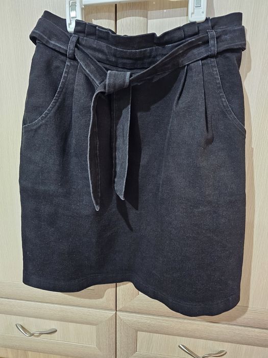 Дънкова пола с висока талия