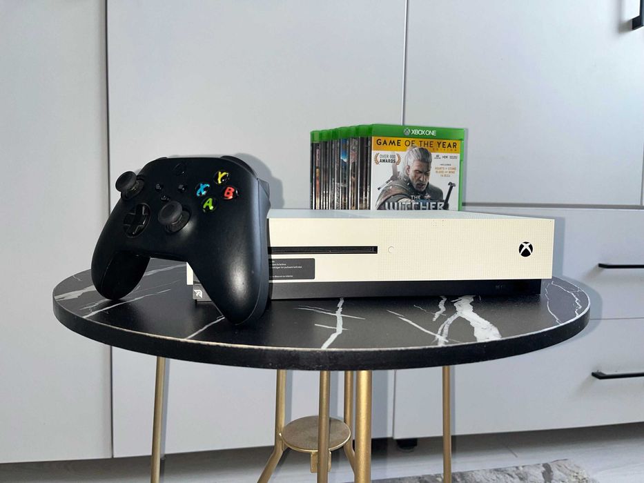 Xbox One S 1TB + 8 jocuri (GTA V, Witcher 3, Sekiro) – stare foarte bună