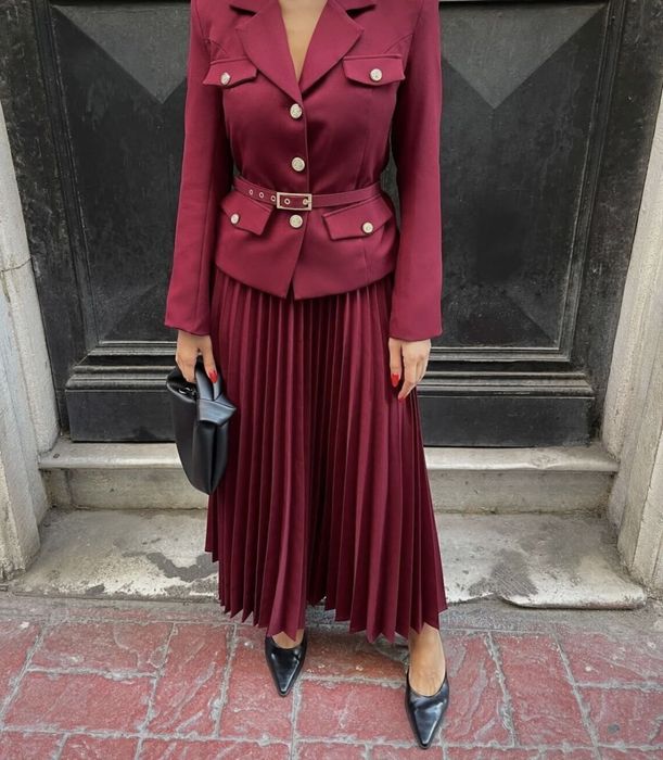 Compleu sacou si fusta plisata