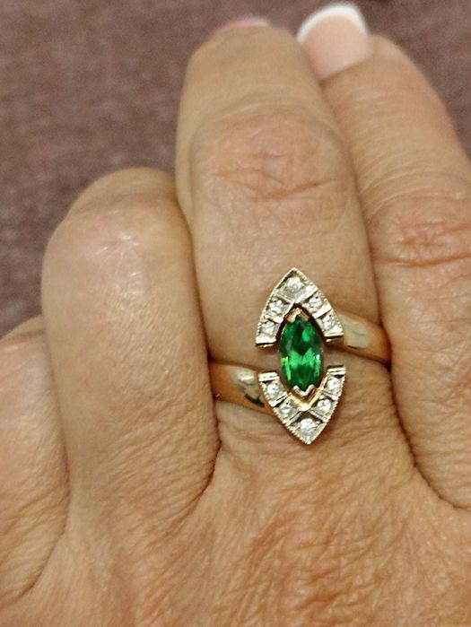 Кольцо с бриллиантами и изумрудом.