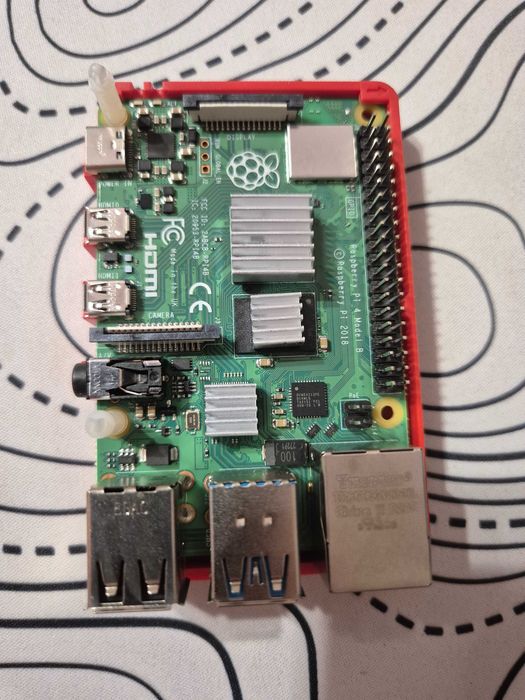 Raspberry Pi 4 Model B 4gb Ram – Carcasă cu răcire / radiatoare + SD card 16gb + Alimentator USB-C