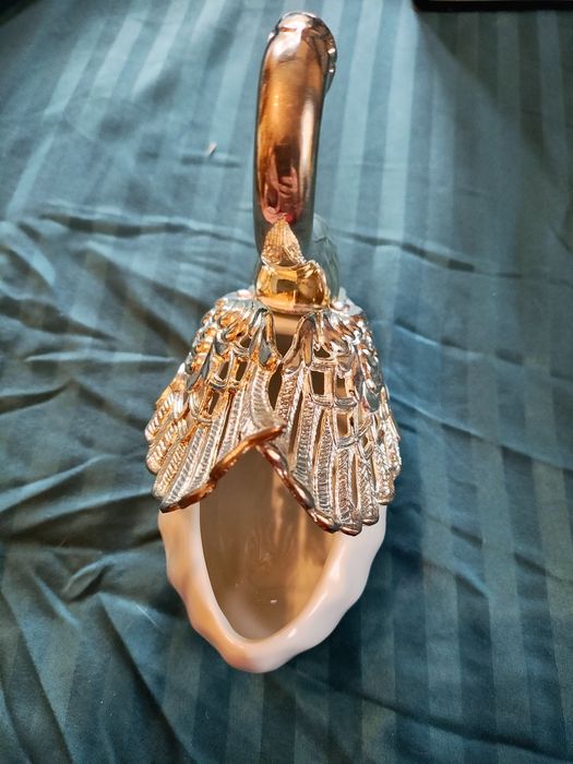 Красива порцелановата захарница