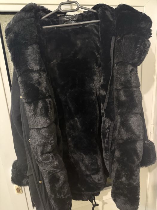 Парка черна с черен пух