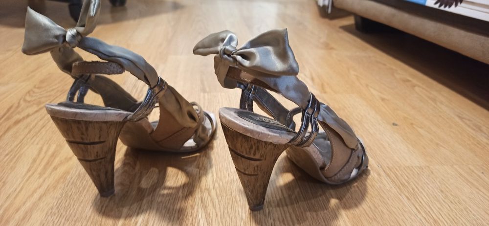 Елегантни обувки на ток