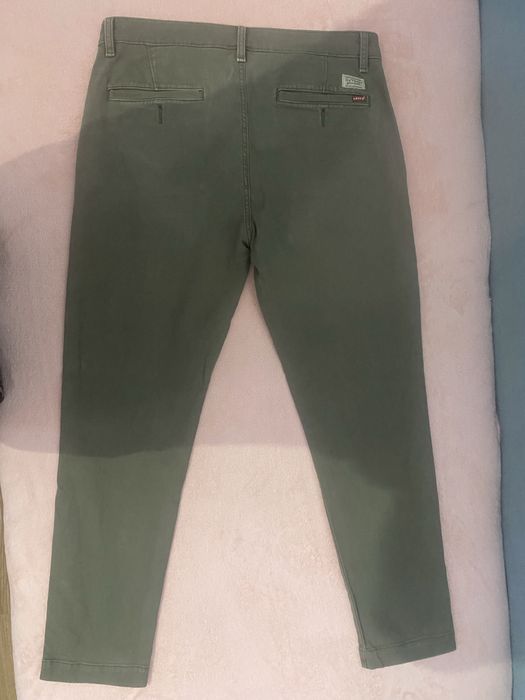 Pantaloni levis chino