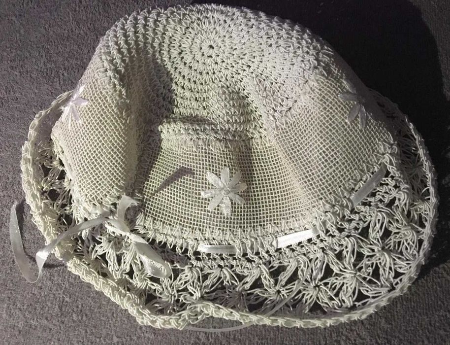 Palarie alba facuta manual pentru femei/fete aproape Noua si Ieftina!