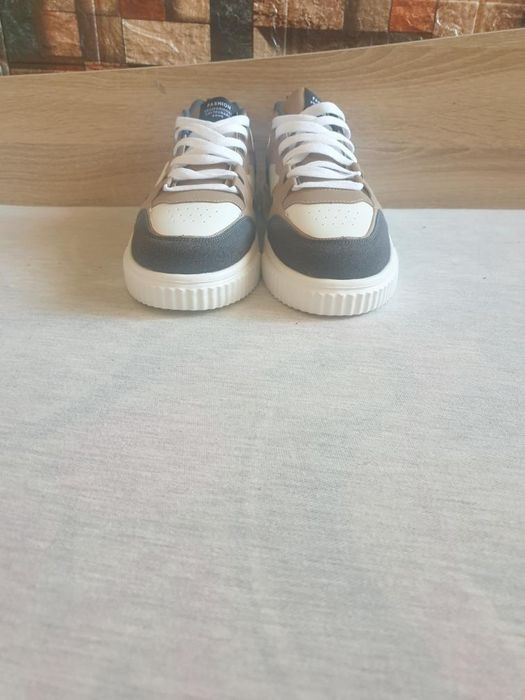 Чисто нов чифт обувки