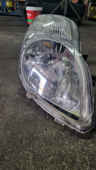 Десен фар Toyota Yaris