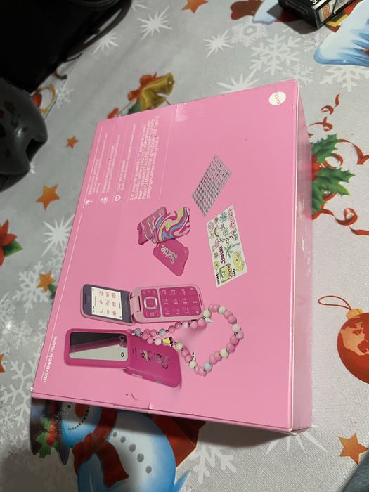 Vând telefon Barbie HMD, nou, în ambalaj original, set complet.