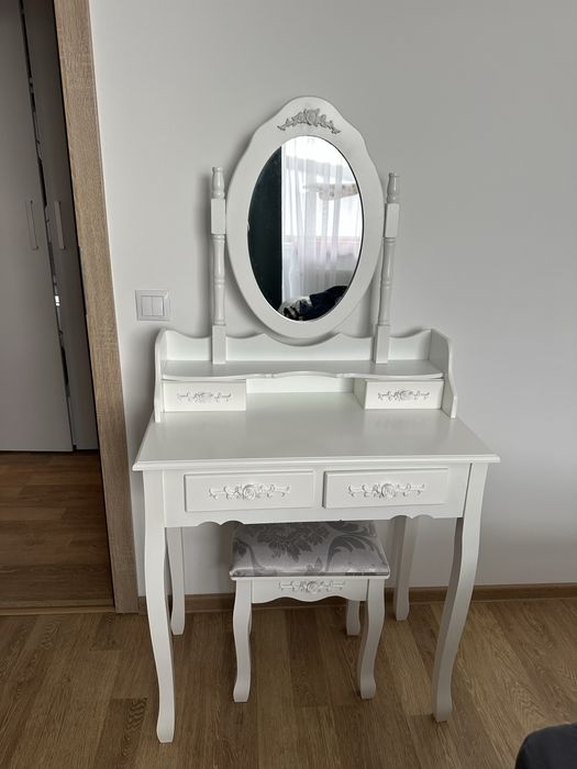 Masuta machiaj cu scaun