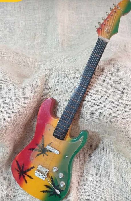 Малка сувенирна китарка