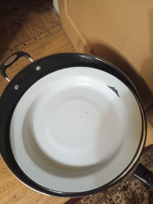 Ведро и блюда эмалированные