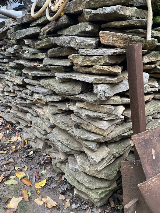 Piatra naturală nefasonată – ideală pentru gard, placări, pavaj rustic