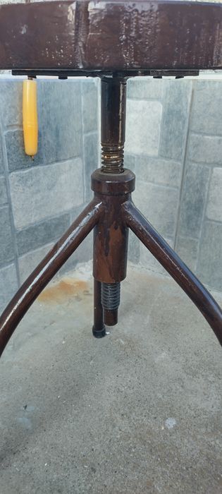 Трикрако старо въртящо столче медицинско