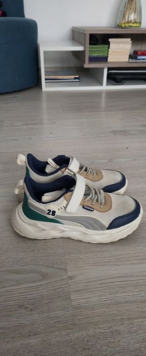 Donez ghiozdan si încălțăminte