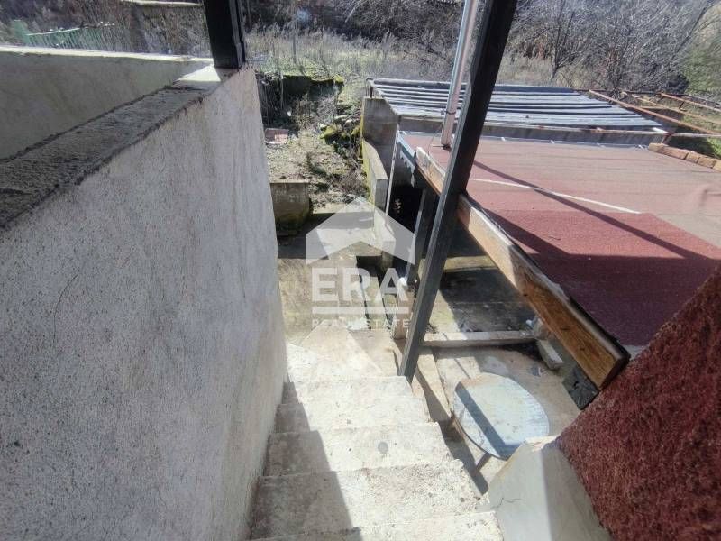Двуетажна къща в село Динево