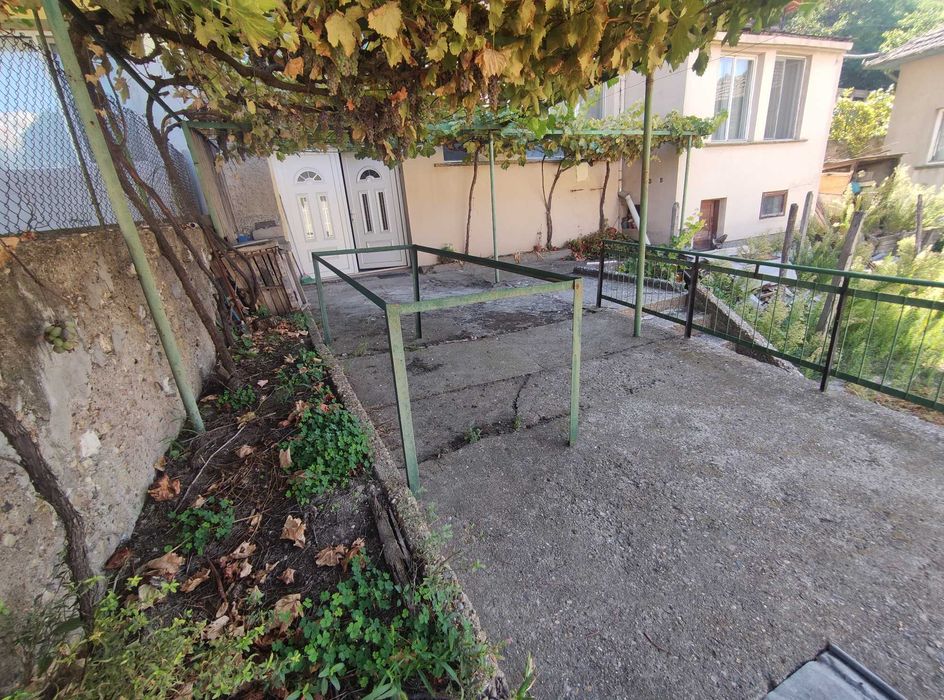 Продават се първи и трети етаж от къща