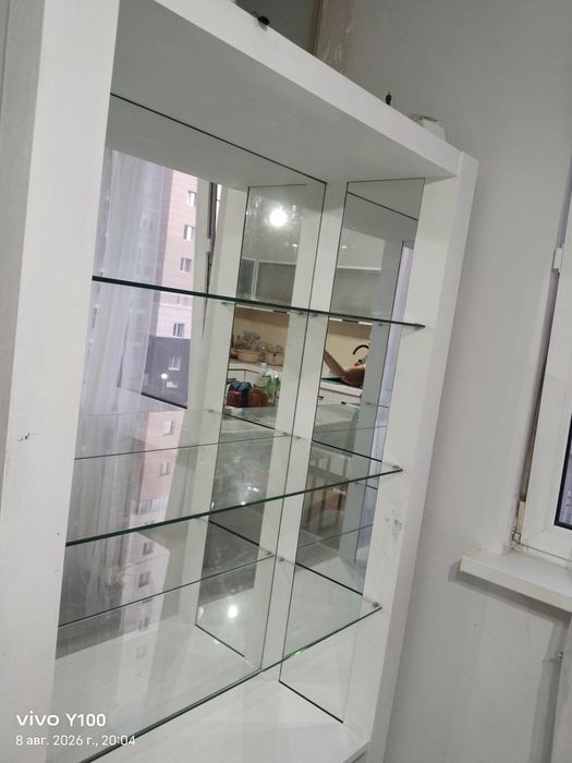 Продам  шкаф-витрину  дерево