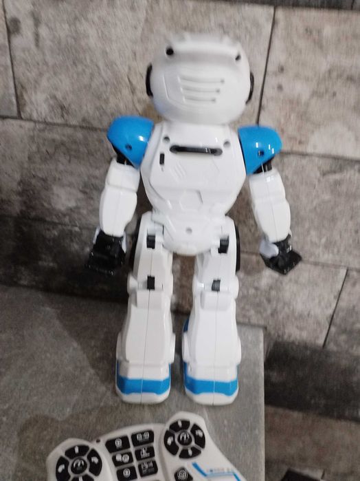 Робот с дистанционно управление
