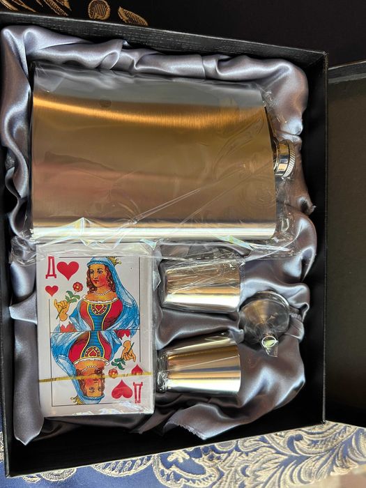 Подаръчен Комплект - Манерка с Аксесоари.