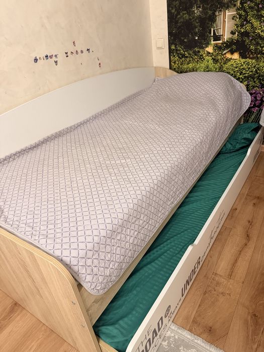 Двухярусная кровать и шкафы