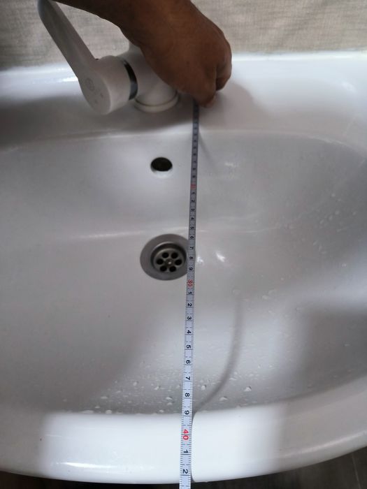 Белая раковина с тумбой