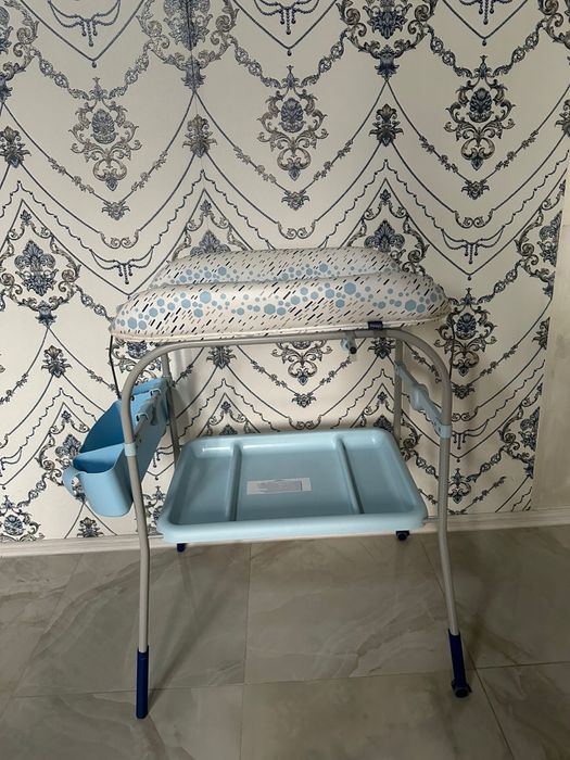Vând masă de înfășat cu cadă din gama Chicco Cuddle & Buble 2-în-1