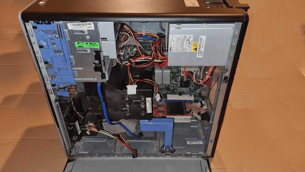 DELL - Carcasa + piese - Computer Big Tower asa cum se vede in