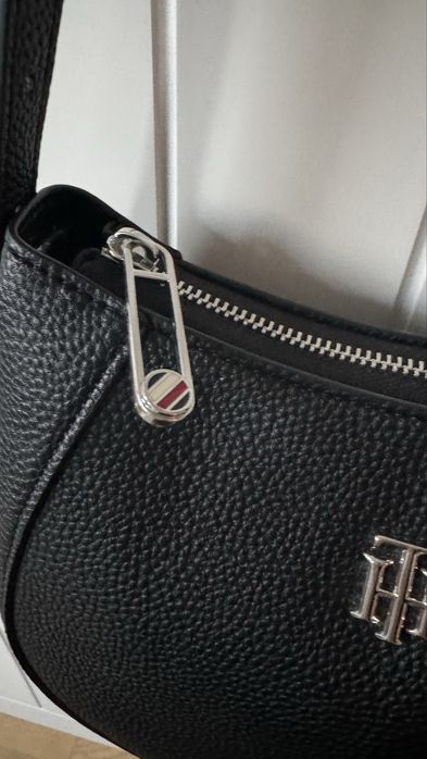 Tommy Hilfiger черна дамска чантичка