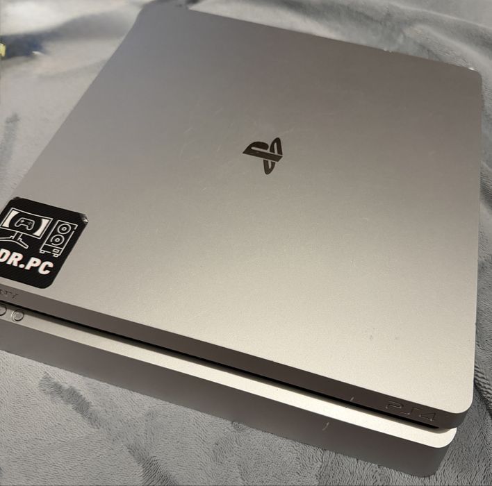 PlayStation 4 Slim Silver 500GB + Controlle