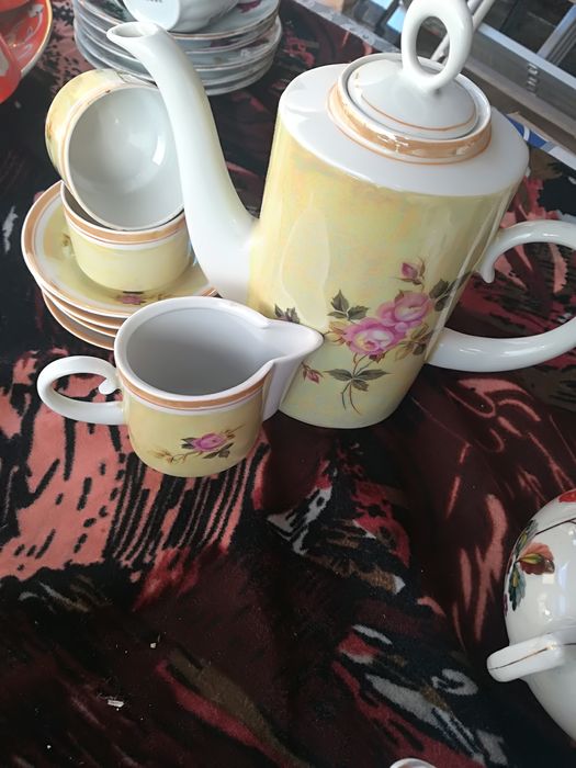 Продаются сервизы разные на 6 персон новые из серванта