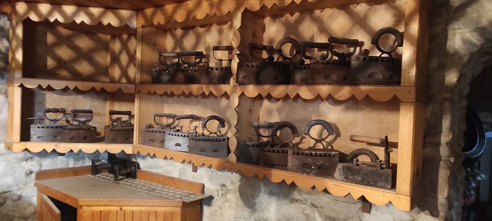 Fiere de calcat vechi.