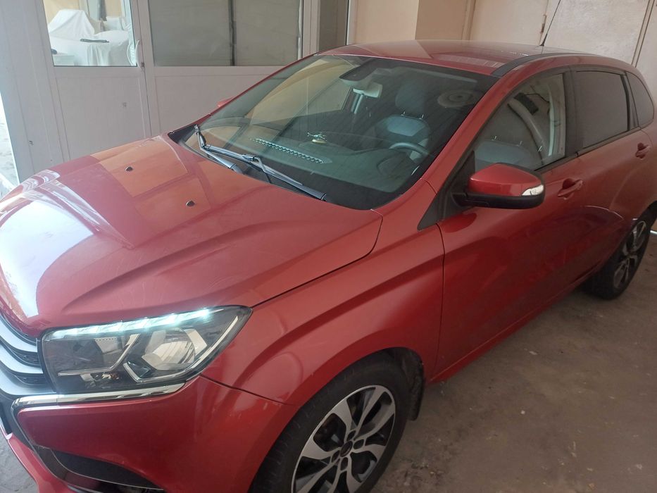 yoqimli oilaviy mashina.