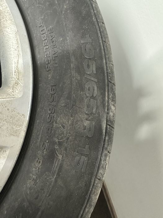 Летние шины 196/65/15 с дисками+колпаки