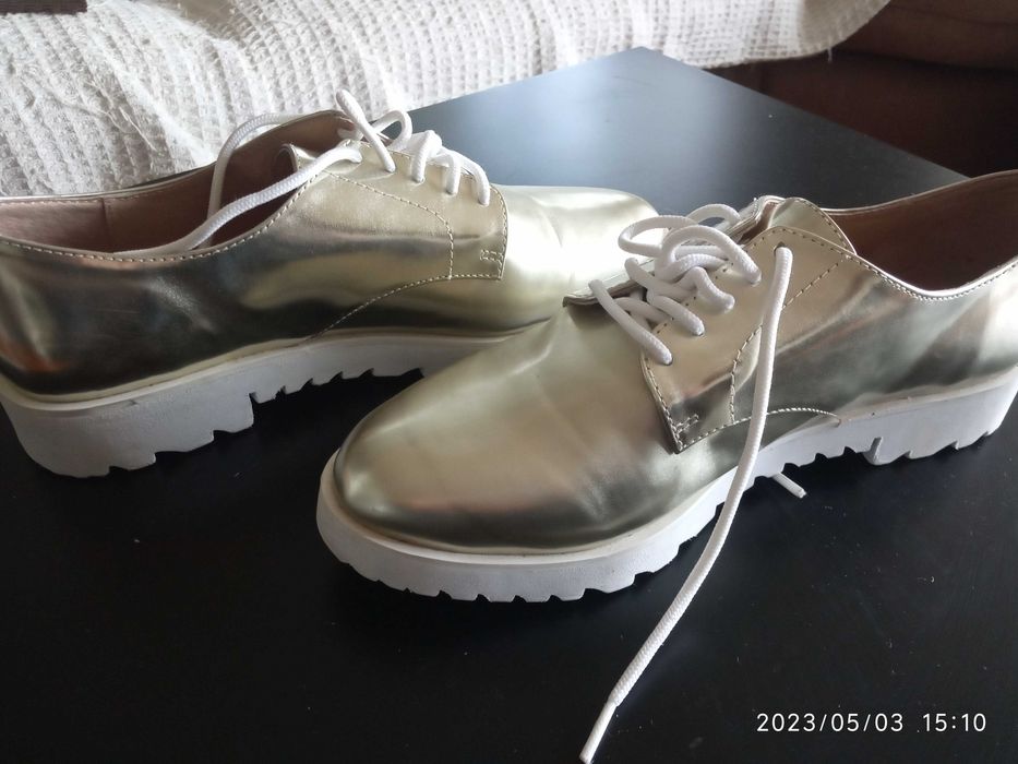 Дамски спортни обувки