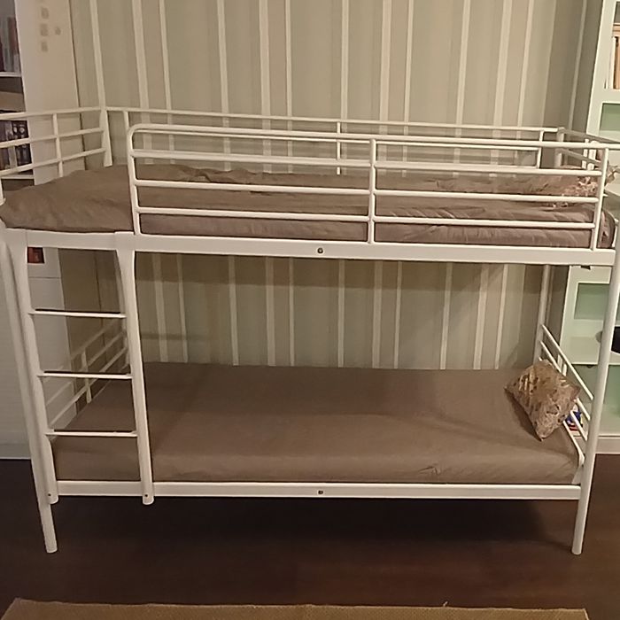 Продам кровать (с матрасами)