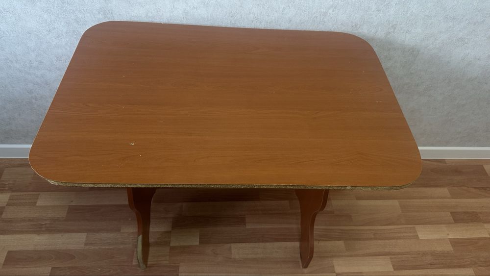 Продам кухонный стол и стулья