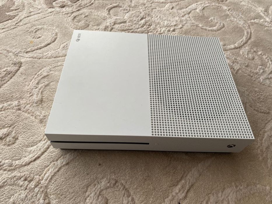 Xbox one S 1 tb+ игра Forza Horizon 4