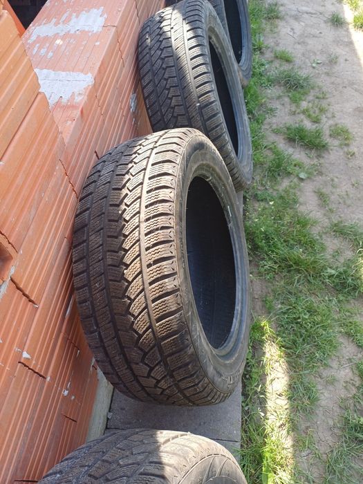 Продават се 235/55 R18 зимни