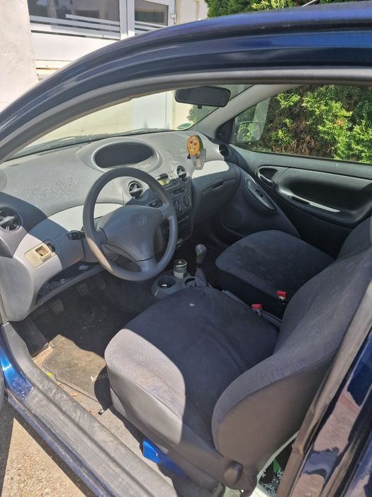 Dezmembrez Toyota yaris 1.0 vvti 2002