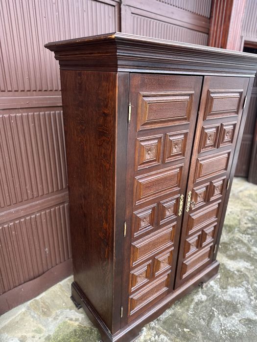 Класически дървен шкаф с две врати